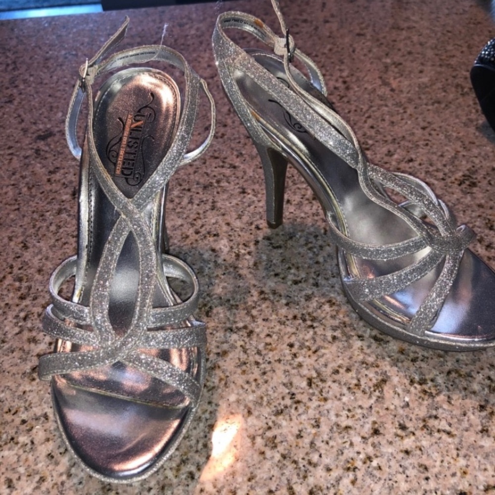 Silver heels - Picture 2 of 2
